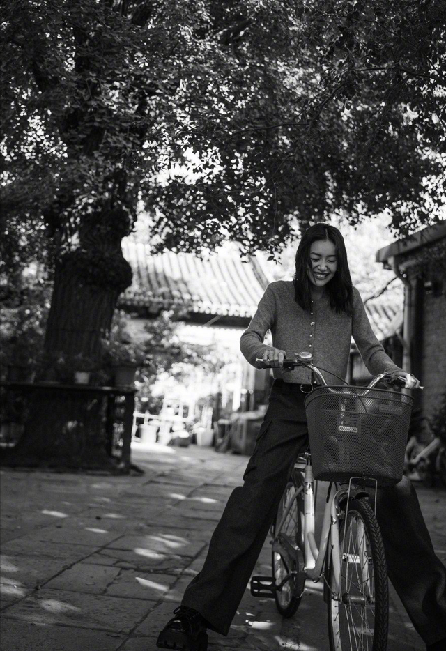 大表姐是谁，詹妮弗劳伦斯（大表姐刘雯秋日胡同随拍秀身材）