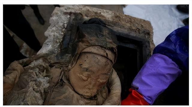 清代古墓发现奇怪女尸，历经百年五官却清晰可见