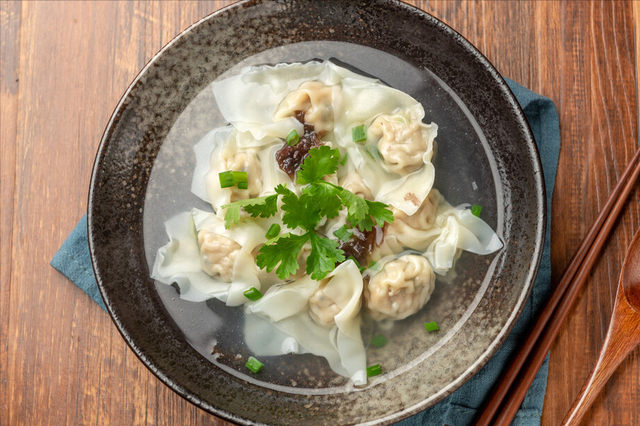 馄饨馅怎么调才好吃，馄饨馅怎么调才好吃视频教程（馄饨要想好吃）