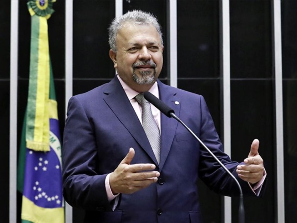 巴西总统给军队买了3万颗壮阳药?狡辩被打脸,但闹剧还没结束