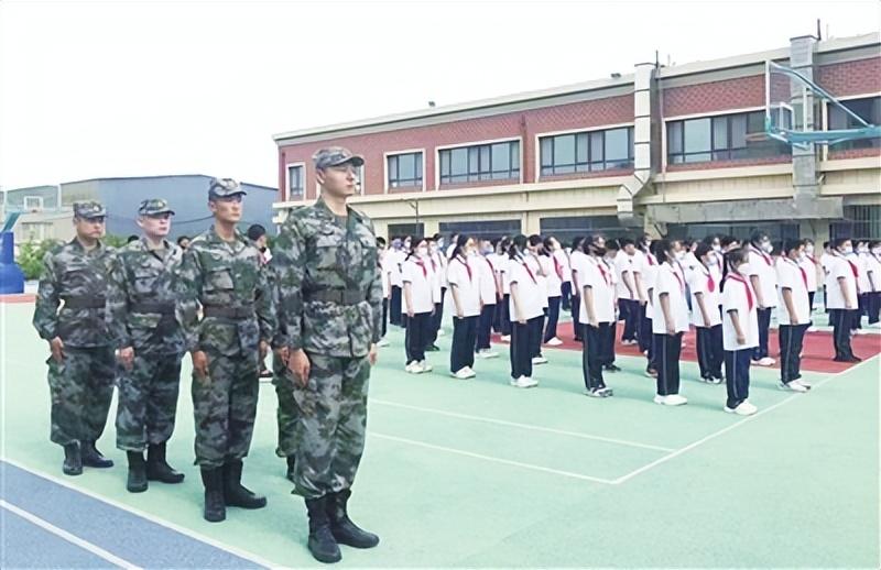 学校军训，学校军训图片（站军姿、齐步走……一起听听青岛多所学校师生们的军训故事）