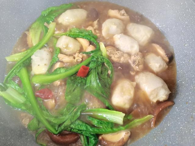 芋头炖鸡肉怎么做，芋头炖鸡的家常做饭