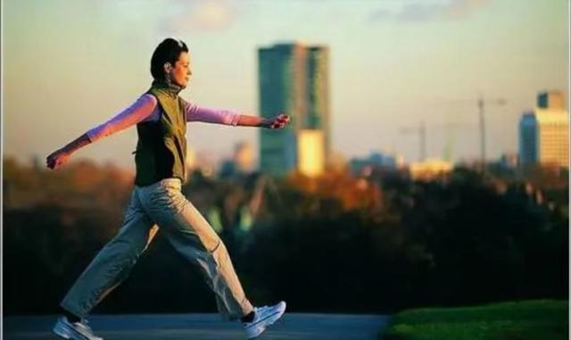 每天走一万步危害，一天正常走多少步最好（每天走1万到2万步）