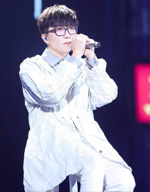 毛不易是哪个公司，毛不易公司老板是谁（被薛之谦发掘、被李健力捧）