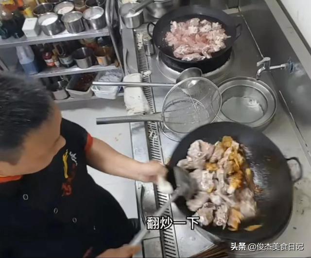 煮羊骨头的正确方法与配料，熬羊骨头汤的正确步骤（麻辣五香羊骨头的正确做法）