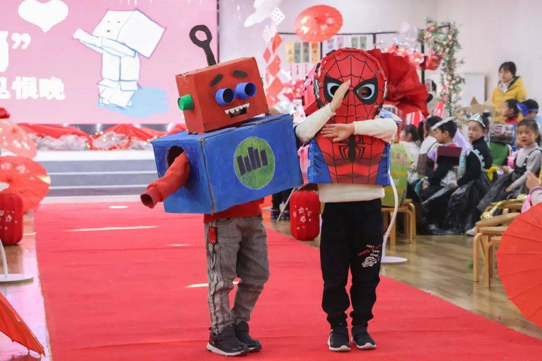变废为宝创意无限,幼儿园学生服装秀走红,家长终于能睡个好觉了
