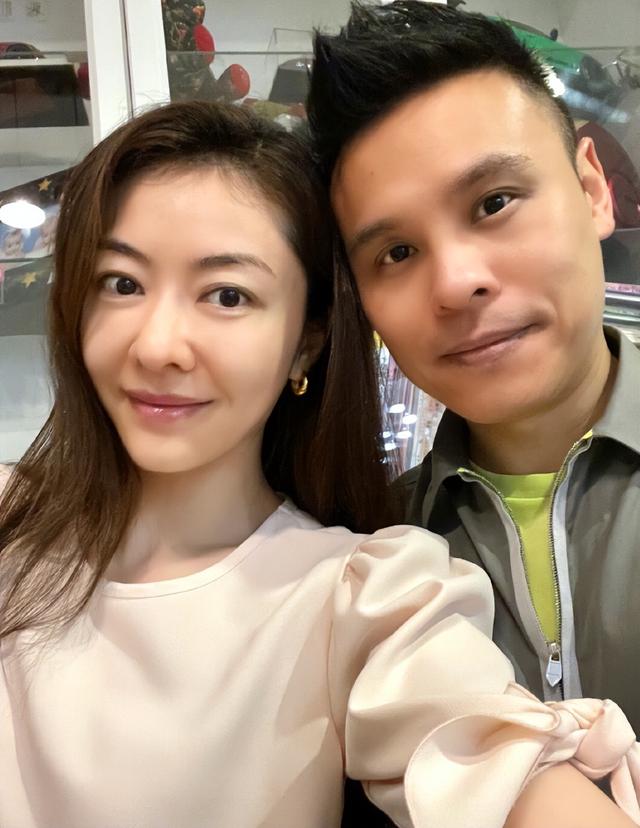 熊黛林为郭可颂庆生，与双胞胎女儿献吻老公，一家四口幸福同框