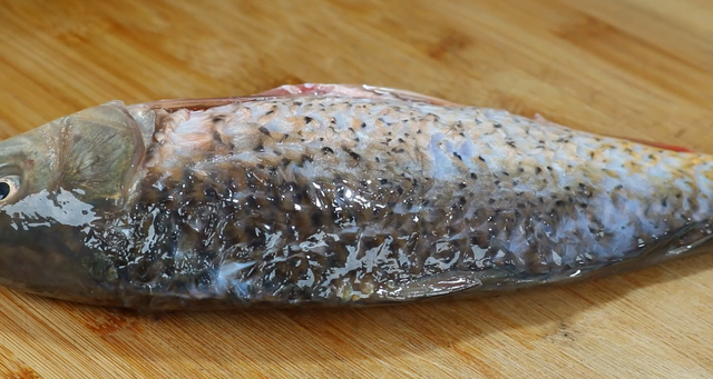 草鱼怎么做最好吃，草鱼怎么做最好吃视频（用料简单味道足）