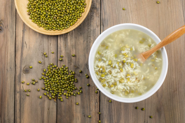 天气太热了怎么办，夏天晚上太热了怎么可以凉快（这四种夏日饮品）