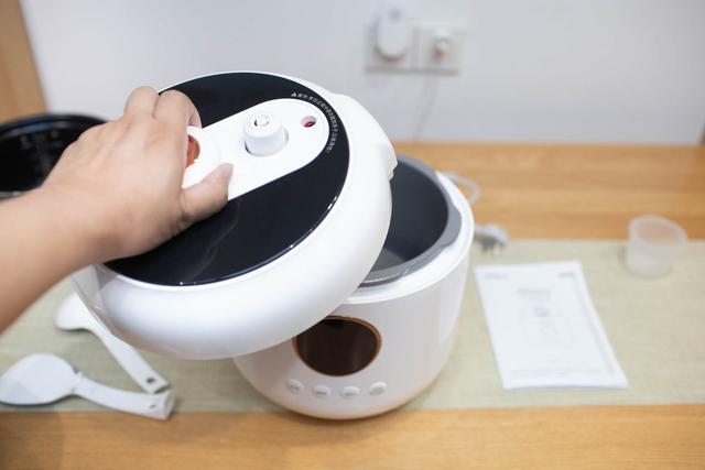 电压力锅和电饭煲有什么区别，电压力锅跟电饭煲有什么区别（为何那么多人都用电压力锅煮饭）