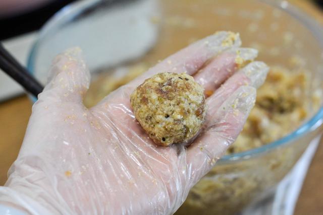 马蹄肉饼怎么做好吃，马蹄肉饼汤怎么做好吃（用猪肉和荸荠做肉饼）