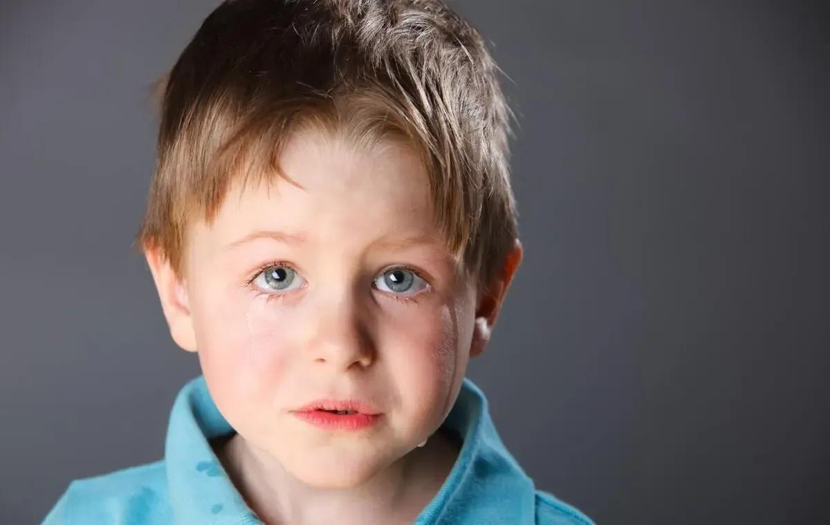 小孩子耍脾气怎么教育，小孩子耍脾气怎么教育好（教你三步搞定坏脾气）