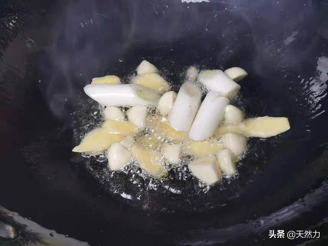 牛肉炖土豆怎么炖好吃又烂，牛肉炖土豆怎么炖好吃又烂干炸里脊（牛腩炖土豆的酒店做法）