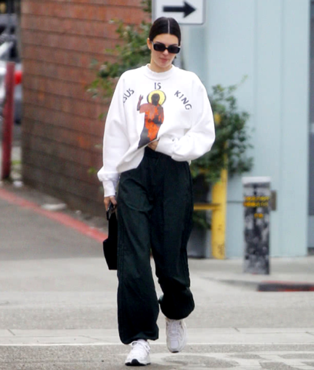 红色卫衣配什么颜色裤子，红色卫衣配什么颜色裤子最搭（40岁女人穿卫衣）