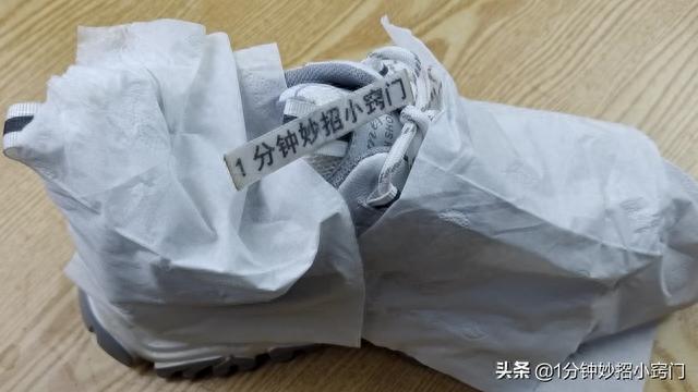 亮皮的白鞋发黄了怎么办，白鞋子脏了黄了别用水擦