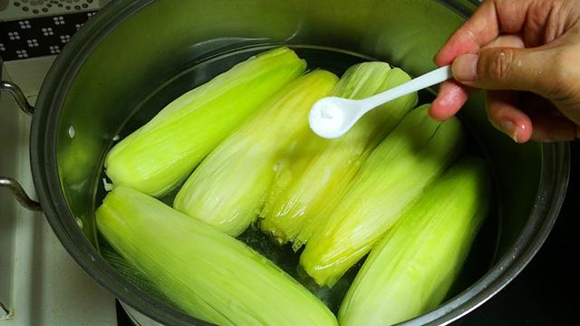 煮玉米棒子怎么做，煮玉米棒的做法（直接加清水煮就“废了”）