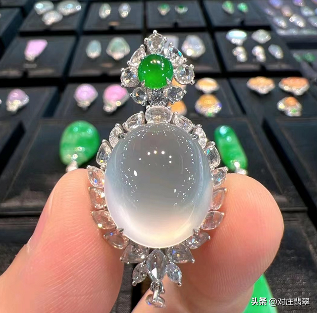 什么叫玻璃种翡翠，翡翠中的玻璃种是什么样的（无色玻璃种翡翠的璀璨之美）