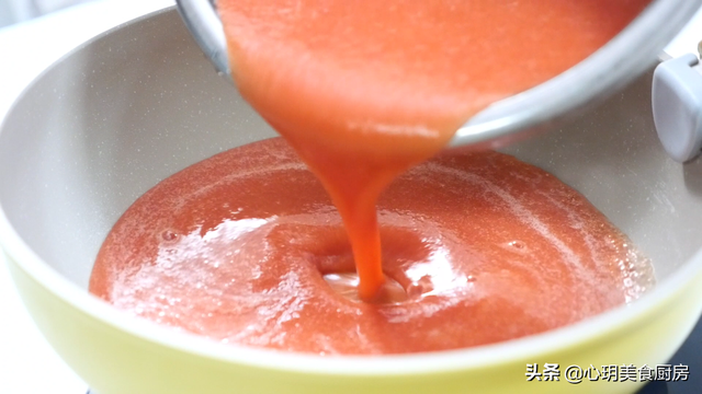 如何在家做番茄酱，怎样在家做番茄酱（再搅一搅就能变成番茄酱沙司）