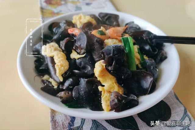 炒鸭蛋怎么做好吃，炒鸭蛋怎么做好吃窍门（春季少吃鸡蛋多吃鸭蛋）