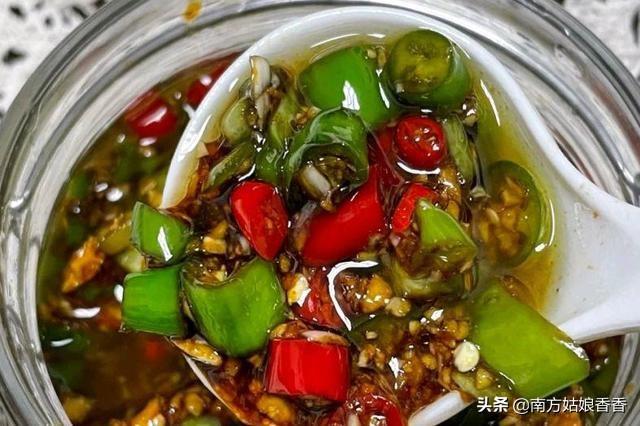 泡辣椒的腌制方法，醋泡辣椒的做法（分享两款腌辣椒酱）