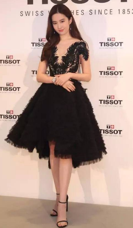 如今的刘亦菲依旧风采迷人，不管正面看还是背后看