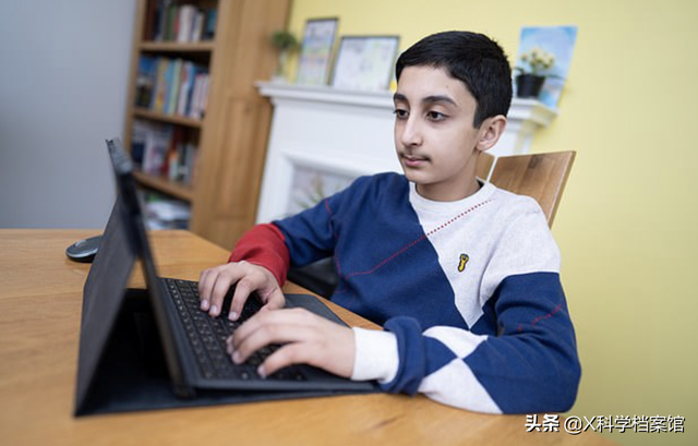 十分钟赚100元的游戏，我想在家上网赚钱（12岁英国男孩靠NFT狂赚100万美元）