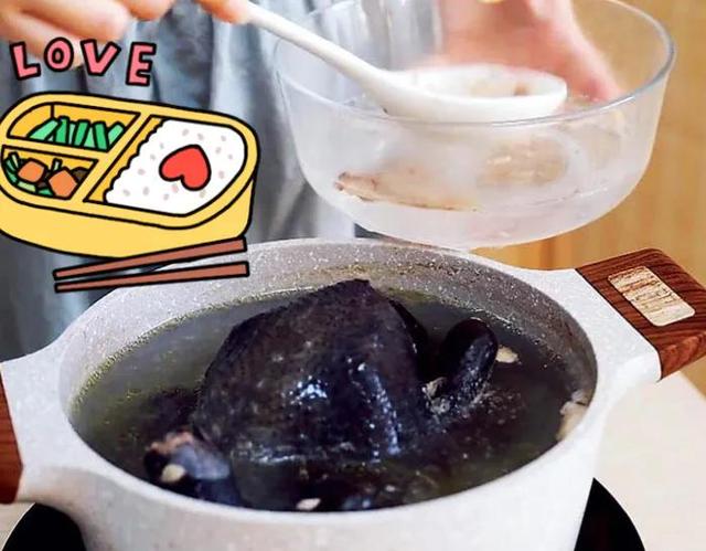 人参乌鸡汤的做法，乌鸡汤放什么食材好（冬日里做一碗气血双补乌鸡汤）