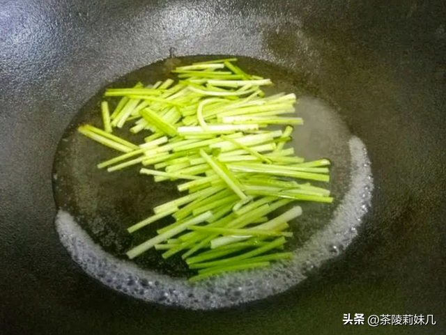 芹菜炒香干，芹菜炒香干的功效与作用（简单美味又营养）