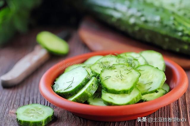 立秋吃什么传统小吃，立秋吃什么风俗食物（老传统“吃6宝、啃2瓜”不能少）