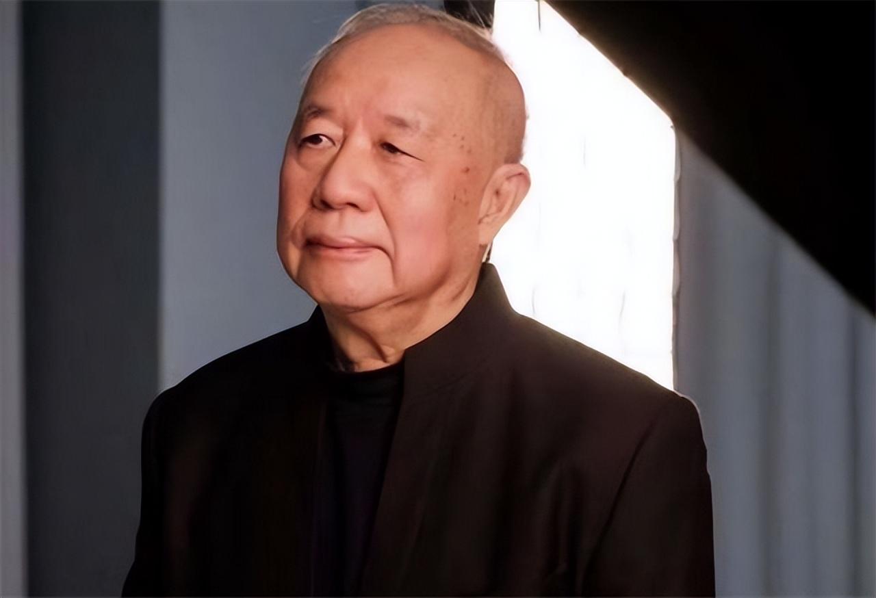 2016年9月27日早上6点15分,牟其中终于出狱了,当年身形瘦削,头发乌黑