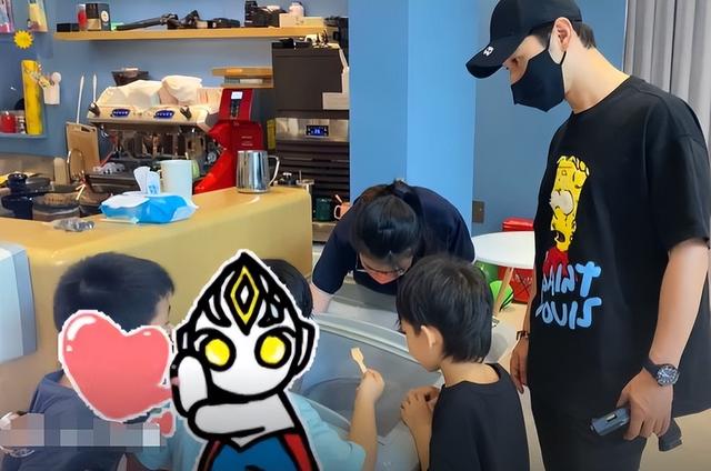 黄晓明最新消息，黄晓明和baby离了吗（一旁助理帮忙撑阳伞）