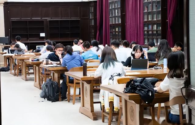 寒门学子和“官二代”的差距，就算同上清华也无法消弭，无奈躺平