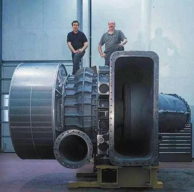 重柴油和轻柴油的区别是什么，重柴油和重油区别（世界最大发动机：有五层楼高）