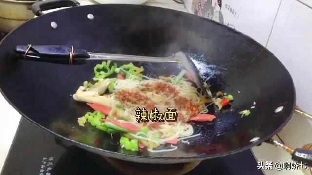 炒米线用冷水还是热水浸泡（其实在家做也用不了几分钟）