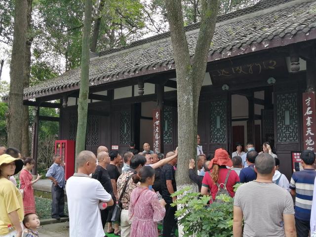 铁杵磨成针的故事，铁杵磨成针的故事原文（李白“铁杵磨成针”的故事出自何处）
