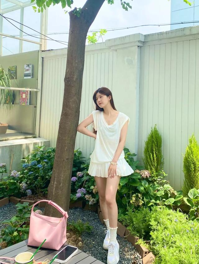 去海边穿什么鞋子合适，去海边沙滩穿什么鞋最合适（今夏最火的4双新鞋）