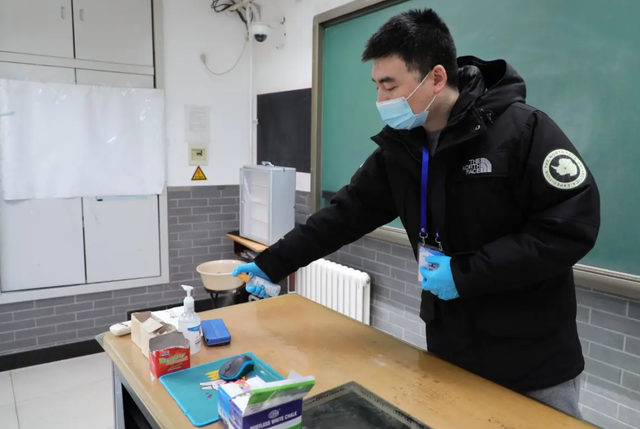 教资面试是同组淘汰吗，教资面试每一组都会淘汰人吗（教资面试考官做这些举动）