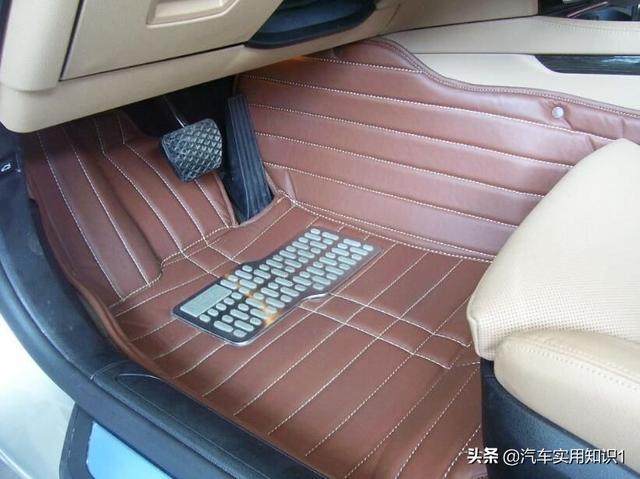 汽车脚垫哪种好，汽车脚垫哪种好各有什么优缺点（选哪种材质的脚垫比较好）