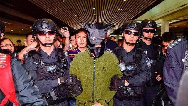 1995年陈恂敏抢劫银行1500万,潜伏21年,落网后告白妻女:要自立-图1