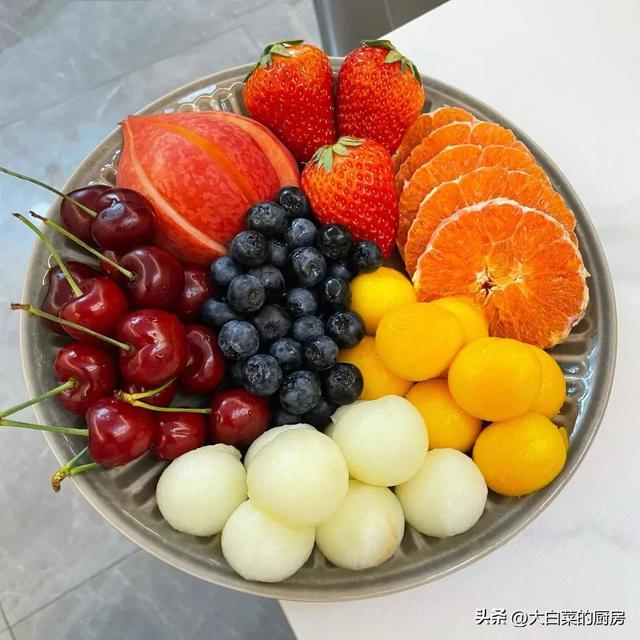三种水果拼盘好看大气，用1到3种水果做水果拼盘（年夜饭你一定要学会的水果拼盘）