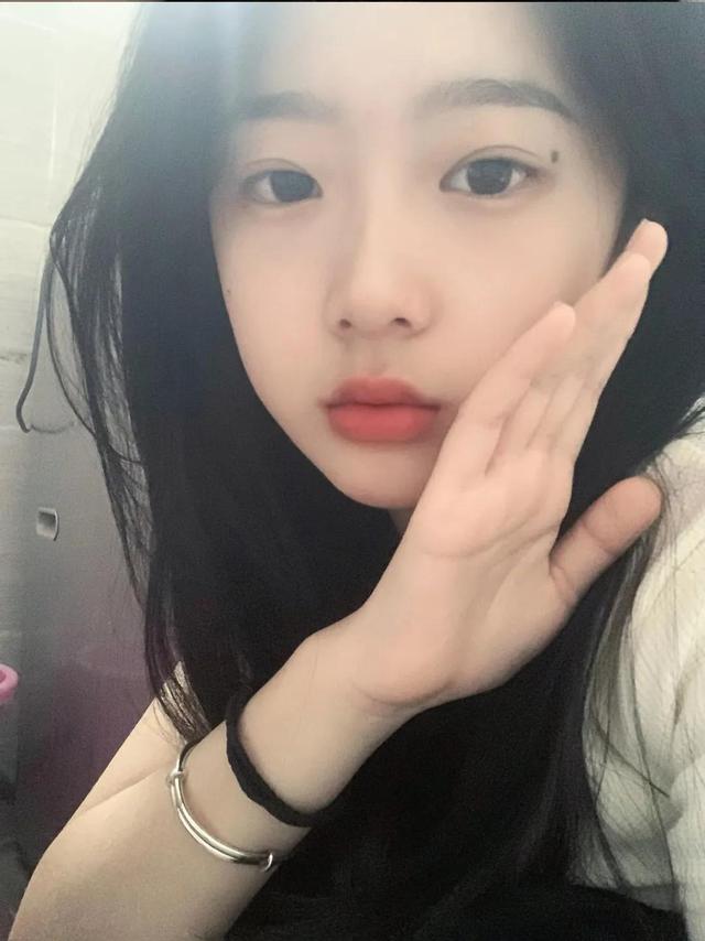 学生头像女生穿校服的微信，学生头像女生穿校服的（清爽干净学生女头像）