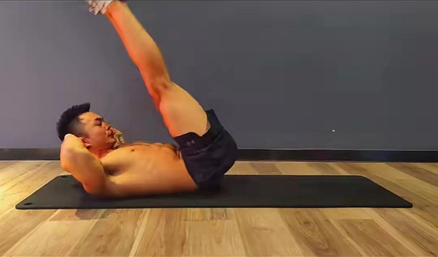 刘德华今年几岁了，刘德华多大年龄（61岁刘德华拍摄间隙仍不忘健身）