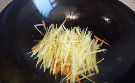 如何做鲜姜炒肉，炒肉用什么姜（姜丝肉的家常做法）