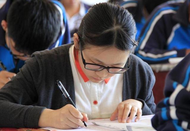 学霸暗恋一个人的8种表现，暗恋一个人的8种表现（家长这样培养就对了）