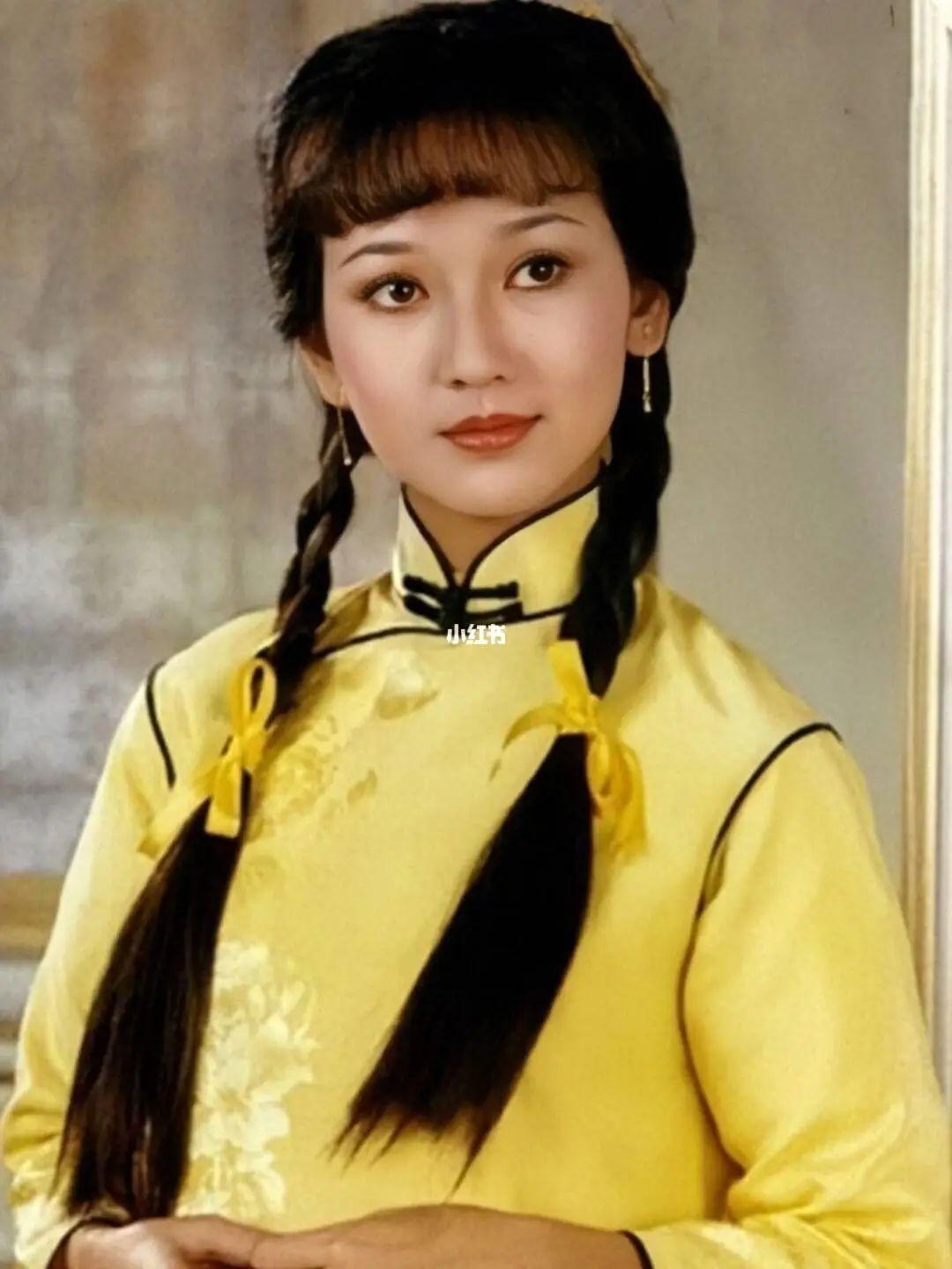 赵雅芝,1953年出生于香港九龙,在19岁的时候就拿下了香港小姐第四名
