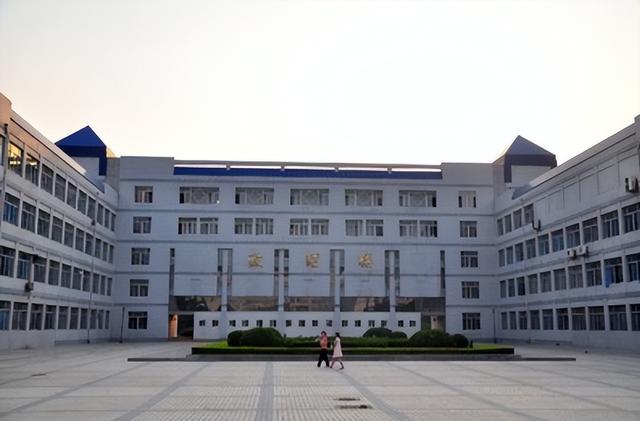 西安幼儿师范学院，古都西安602路全程展望（欲更名为“西安大学”）