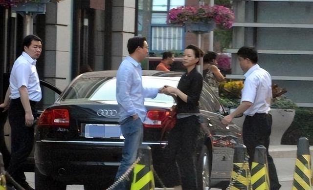 董卿老公密春雷终于现身！将重回工作岗位履职，夫妻俩已消失数月