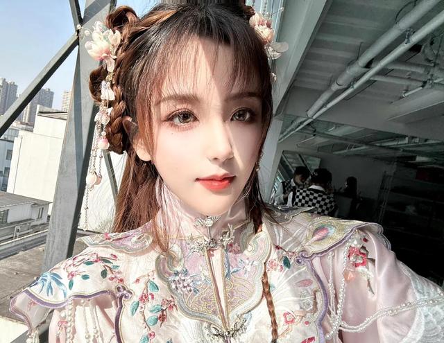 那些振奋人心的英雄联盟解说，英雄联盟赛事美女解说冯雨