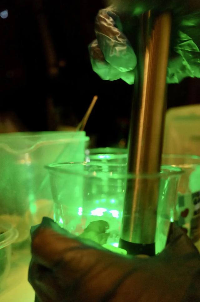 一句话霸气欢迎词，一句话欢迎词口号（三色路啊，就是不夜城）