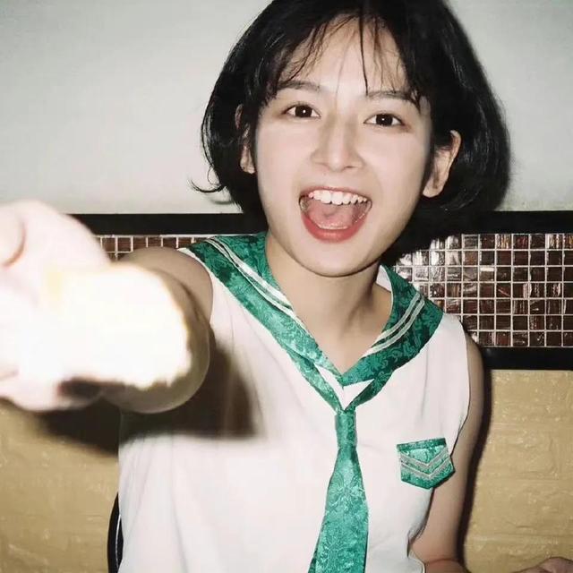 戴眼镜的女生头像，戴眼镜/女生/眼镜控微信（壁纸小馆：女生头像）